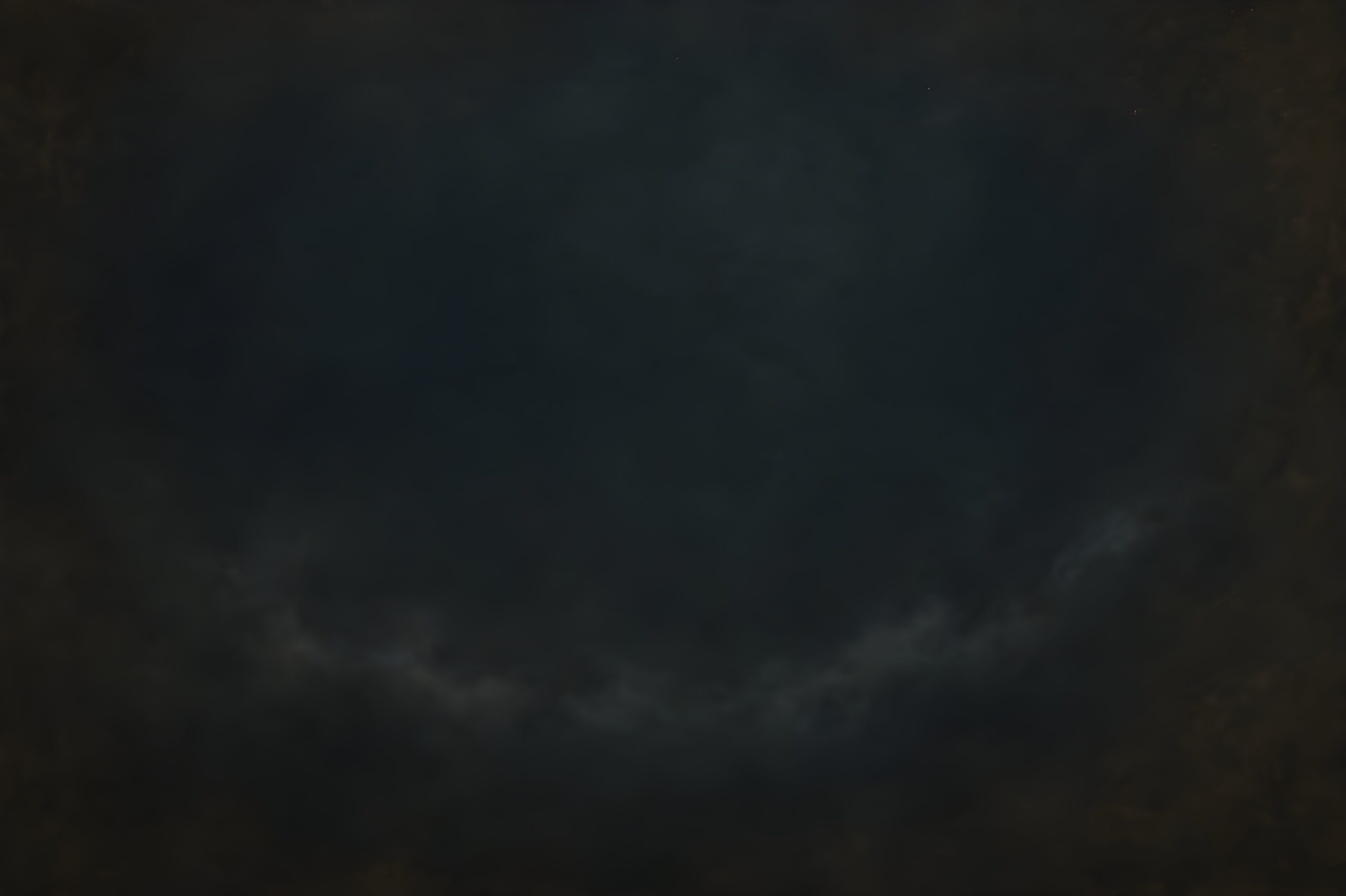 Fond bleu nuit texturé avec une brume légère, ambiance sacrée Eldhënor